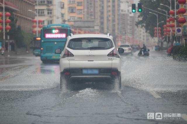 北京降瓢泼大雨 市民蹚水过马路